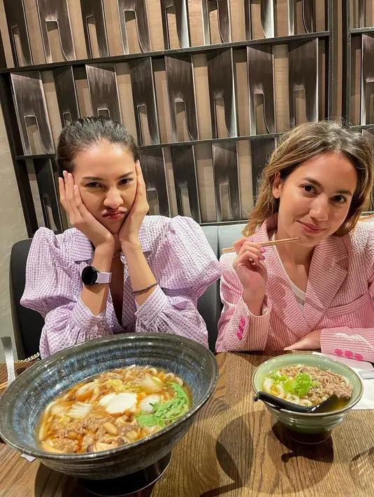 Anya Geraldine dan Pevita Pearce saat makan bareng di sebuah restoran. (Foto: Instagram/ @pevpearce).