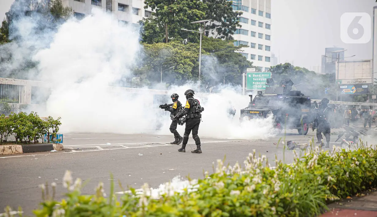 Polisi mengerahkan kendaraan taktis water cannon dan menembakkan gas air mata ke arah para pengunjuk rasa di depan pintu gerbang gedung DPR RI Jakarta, Senin (11/4/2022). Situasi mulai memanas akibat sejumlah pengunjuk rasa melempari petugas dengan berbagai benda lainnya (Liputan6.com/Faizal Fanani)