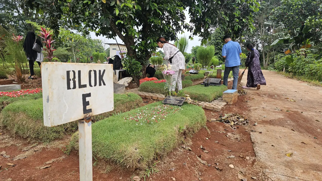 Sejumlah warga Depok berziarah ke makam orang tuanya di TPU Bedahan, Sawangan, Depok