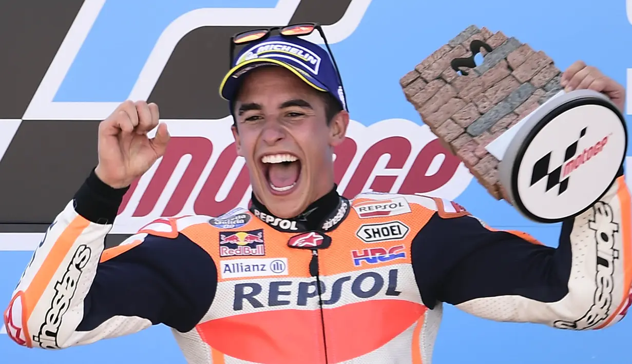 Pebalap Repsol Honda, Marc Marquez, merayakan kemenangan pada GP Aragon di Sirkuit Motorland, Alcaniz, Minggu (24/9/2017). Marquez berhasil finis tercepat dengan waktu 42 menit 6,819 detik. (AFP/Javier Soriano)