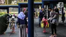 Anak-anak didampingi orang tua mereka bermain di Taman Puring, Jakarta, Minggu (9/1/2022). Di tengah ancaman penyebaran covid-19 varian Omicron dan pemberlakukan PPKM level 2, masyarakat tetap melakukan aktivitas pada akhir pekan di luar rumah. (Liputan6.com/Johan Tallo)
