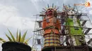 Ondel-ondel setinggi 9 meter itu kini pembuatannya memasuki tahap akhir. Tampak beberapa pekerja sedang mengecat setiap bagian ondel-ondel secara rapih (Liputan6.com/Herman Zakharia)