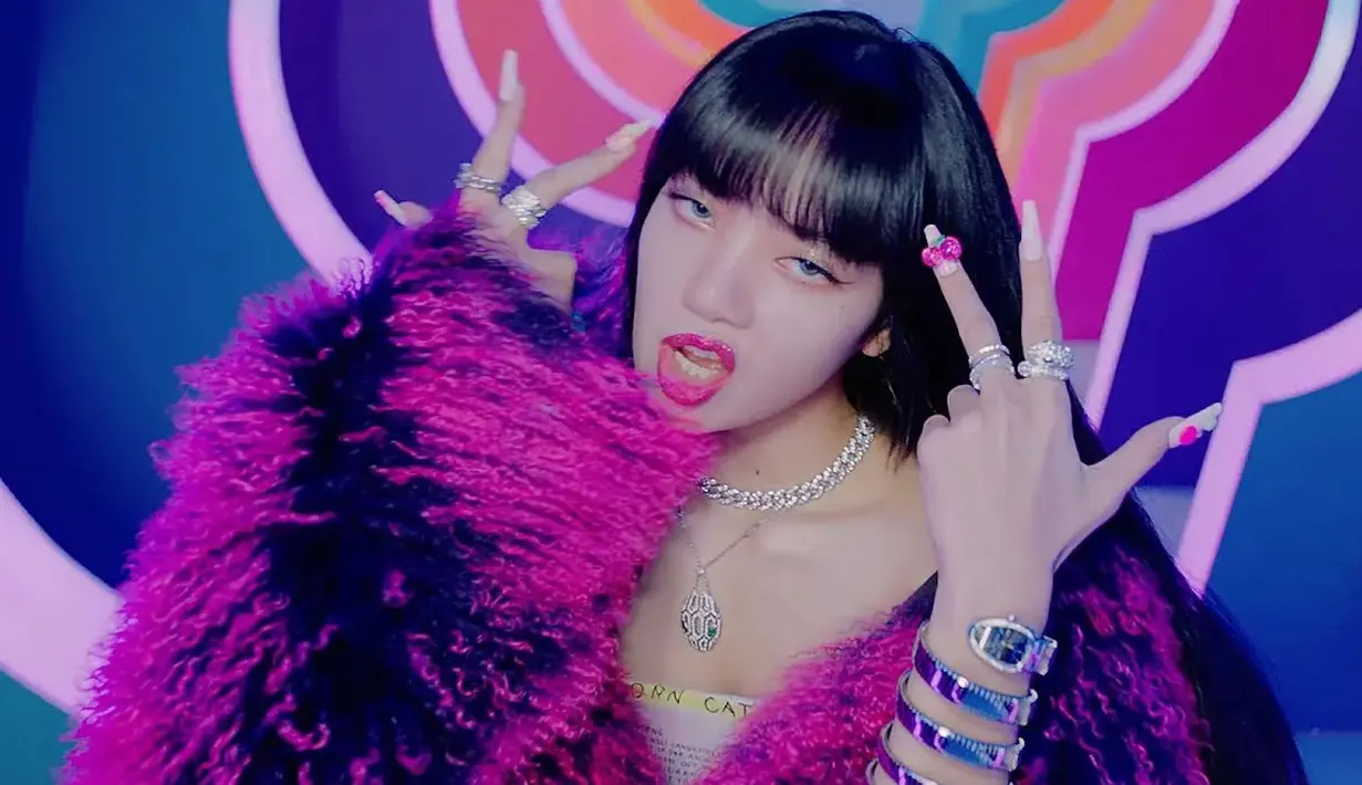 Lisa mengenakan jam tangan BVLGARI Serpenti Tubogas seharga Rp188 juta ini yang melingkari lengannya untuk video Ice Cream Blackpink.  Instagram (@lalalalisa_m)