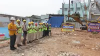 Para pekerja melakukan doa bersama ketika groundbreaking gedung baru RS EMC Tangerang di Banten, Rabu (4/7). Diharapkan gedung baru RS EMC Tangerang ini dapat memberikan pelayanan kesehatan yang berkualitas. (Liputan6.com/Arya Manggala)