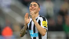 Jika seorang striker mampu mencetak banyak gol, mungkin hal itu sudah biasa, karena sejatinya tugas seorang striker adalah mencetak gol sebanyak-banyaknya dalam setiap penampilannya. Namun 5 pemain berikut nyatanya mampu tampil garang di mulut gawang lawan meski tak berposisi sebagai striker. Mereka tercatat mampu mencetak banyak gol di Liga Inggris musim 2022/2023, bersaing dengan para striker top. Berikut daftar kelima pemain tersebut. (AFP/Lindsey Parnaby)