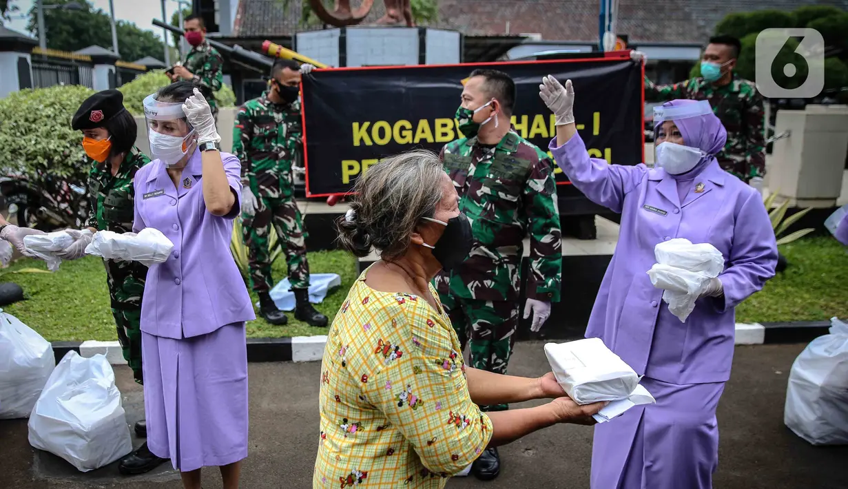 Warga membawa nasi kotak serta masker dari TNI di Markas Komando Gabungan Wilayah I, Jakarta, Selasa (21/4/2020). Dalam rangka Hari Kartini, TNI membagikan makanan dan masker kepada masyarakat. (Liputan6.com/Faizal Fanani)