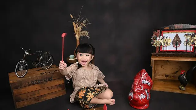 Super Fotogenik, 7 Potret Menggemaskan Anak Felicya Angelista dan Caesar Hito Kenakan Baju Adat Jawa (instagram/felicyangelista_).