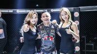 Stefer Rahadian berpose bersama ring girl ONE Championship (Dok One)