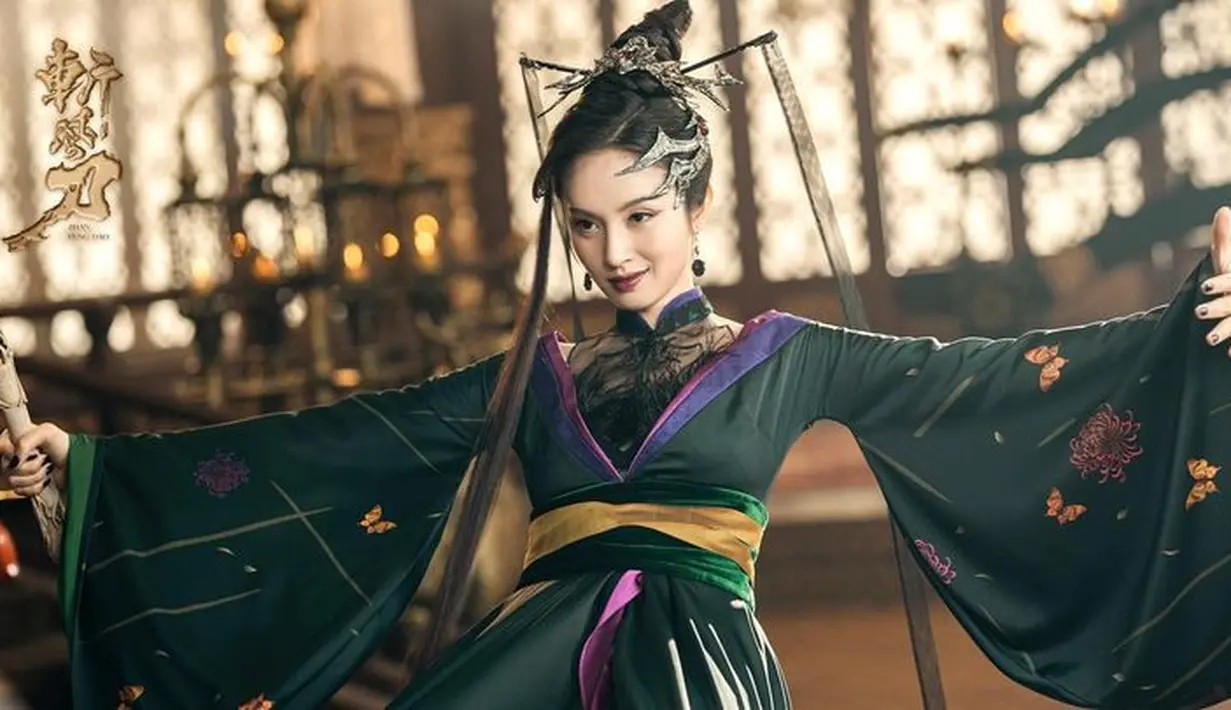 Sosok misterius Nong Poy membuatnya tak bisa terprediksi. Apalagi kalau sudah total berdandan lengkap dengan kostum kerajaan dengan detail aksesorinya. [Foto:@poydtreechada]