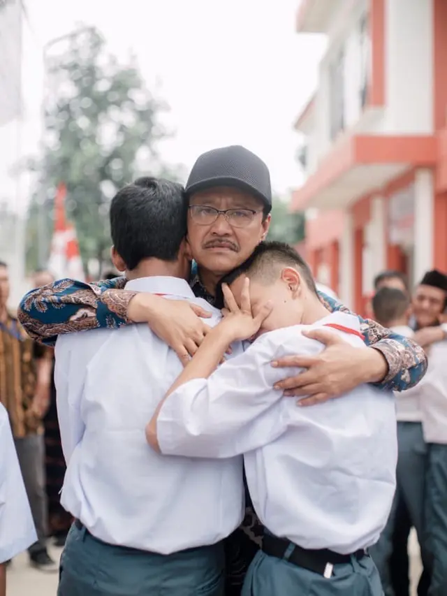 Kunjungi SRMA 33 Tangsel, Gus Ipul Disambut Hangat dan Pelukan Haru dari Siswa Sekolah Rakyat