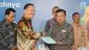 Wakil Presiden Jusuf Kalla menerima surat rekomendasi dari Ketua Komnas HAM, Ahmad Taufan Damanik selama peringatan ari Hak Asasi Manusia (HAM) internasional 2018 di kantor Komnas HAM, Jakarta, Selasa (11/12). (Liputan6.com/Angga Yuniar)