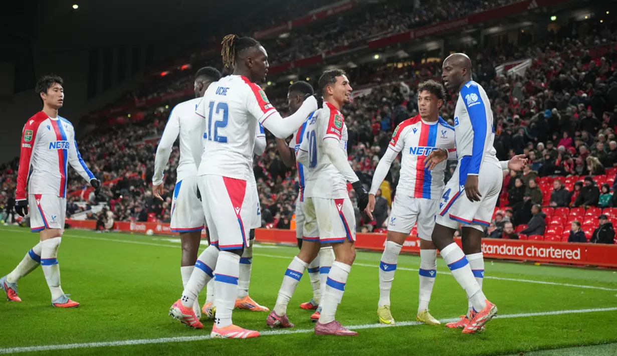 Gol-gol The Eagles dicetak oleh Ismaila Sarr pada menit ke-41 dan ke-45, sementara Yeremy Pino menambah derita tuan rumah lewat gol penutup di menit ke-88. (AP Photo/Jon Super)