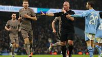 Wasit asal Inggris Simon Hooper memberi isyarat saat pertandingan Liga Inggris 2023/2024 antara Manchester City versus Tottenham Hotspur di Stadion Etihad, Manchester, pada 3 Desember 2023.(DARREN STAPLES / AFP)