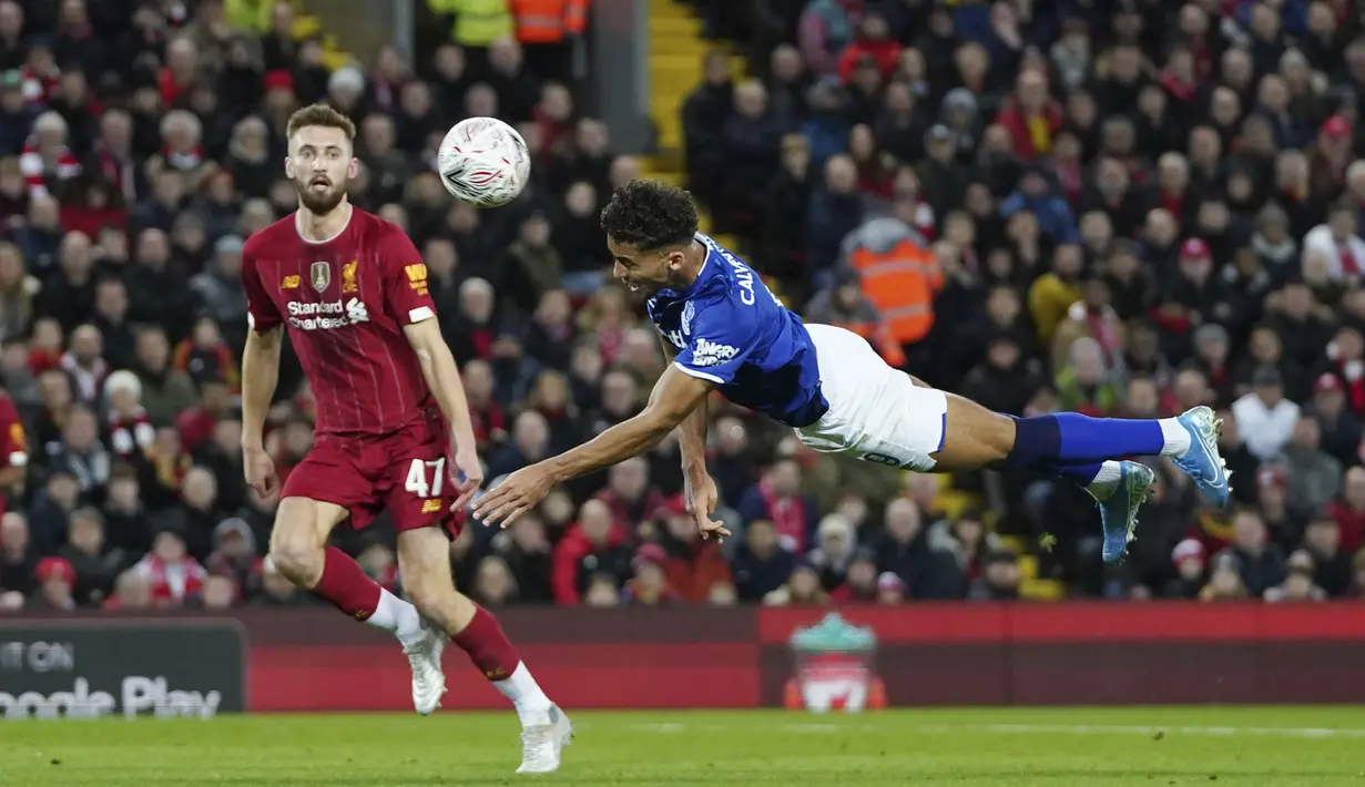 Penyerang Everton, Dominic Calvert-Lewin menyundul bola saat bertanding melawan Liverpool pada pertandingan babak ketiga Piala FA di Anfield, Inggris, Minggu (5/1/2019). Liverpool menang tipis atas Everton 1-0. (AP Photo/Jon Super)