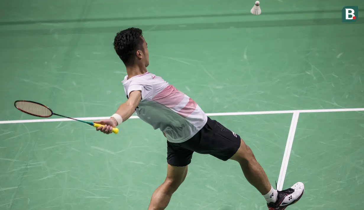 Pebulutangkis Indonesia, Anthony Ginting, saat melawan wakil China Taipei, Chou Tien-chen, pada laga Asian Games di Istora, Jakarta, Senin (27/8/2018). Anthony Ginting kalah 21-16, 21-23, dan 17-21. (Bola.com/Vitalis Yogi Trisna)