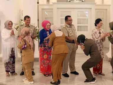 Gubernur Jakarta Pramono Anung (kedua kanan) bersama Wakil Gubernur Jakarta Rano Karno (tengah) bersalaman dengan para pegawai pemerintahan di lingkungan Balai Kota Jakarta, Selasa (8/4/2025). (Liputan6.com/Herman Zakharia)