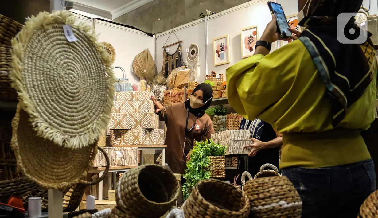 Suasana salah satu stan pada pameran International Handicraft Trade Fair (INACRAFT) di Jakarta Convention Center (JCC), Senayan, Jakarta, Kamis (24/3/2022). Setelah vakum selama dua tahun lamanya, Jakarta INACRAFT akhirnya akan kembali digelar. (Liputan6.com/Johan Tallo)