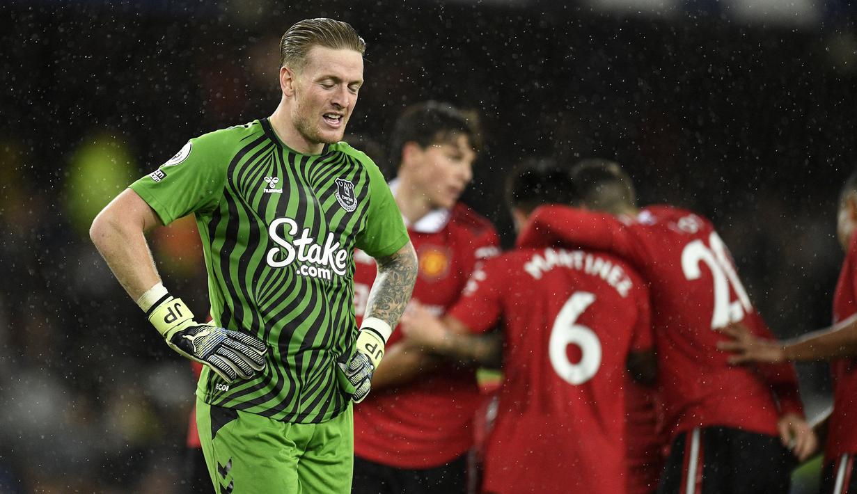 Pickford membuat dua penyelamatan, akan tetapi itu tidak cukup. Lini belakang Everton tampil buruk, sehingga Pickford tetap menjadi bagian dari kebobrokan itu. (AFP/Oli Scarff)