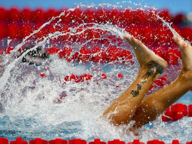 Perenang putri Itallia, Federica Pellegrini, berbalik arah saat berlomba di nomor 200m gaya bebas putri Kejuaraan Dunia Akuatik 2015 di Kazan, Rusia. (4/8/2015). (Reuters/Hannibal Hanschke)