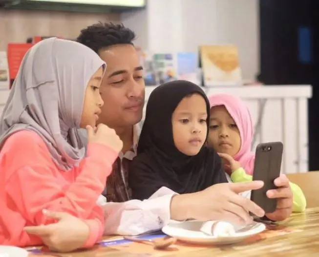 Irfan Hakim bersama ketiga putrinya (Foto: Instagram)
