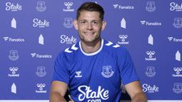 James Tarkowski. Bek tengah Inggris berusia 29 tahun ini telah membela Burnley sejak tengah musim 2015/2016 saat Burnley masih berlaga di Championship. Ia didatangkan dari Brentford dengan nilai transfer 4 juta euro. Setelah Burnley terdegradasi di akhir musim 2021/2022, ia dipastikan akan tetap bermain di Premier League 2022/2023 dengan bergabung bersama Everton dengan status bebas transfer dengan durasi kontrak hingga Juni 2026. Bersama Burnley ia total tampil dalam 219 laga di semua ajang dengan torehan 7 gol dan 5 assist. (evertonfc.com)