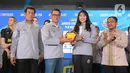 Direktur Utama PLN, Darmawan Prasodjo memberikan bola kepada kapten tim Jakarta Elektrik PLN, Yolla Yuliana saat peluncuran Jersey, Tim dan Logo baru untuk mengarungi PLN Mobile Proliga 2024 di Kantor Pusat PLN, Jakarta, Selasa (23/4/2024). (Bola.com/M Iqbal Ichsan)