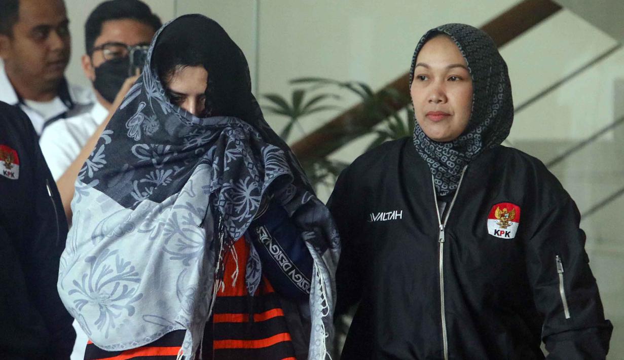 Sebelumnya, Bupati Pekalongan, Fadia Arafiq, diberitakan terkena OTT terkait dugaan tindak pidana korupsi terkait dengan pengadaan barang dan jasa outsourcing. Tampak dalam foto, Bupati Pekalongan, Fadia Arafiq (kiri) saat dibawa petugas menuju mobil tahanan usai menjalani pemeriksaan usai terjaring Operasi Tangkap Tangan (OTT) di gedung Merah Putih Komisi Pemberantasan Korupsi (KPK), Jakarta, Rabu (4/3/2026). (Foto: Istimewa)