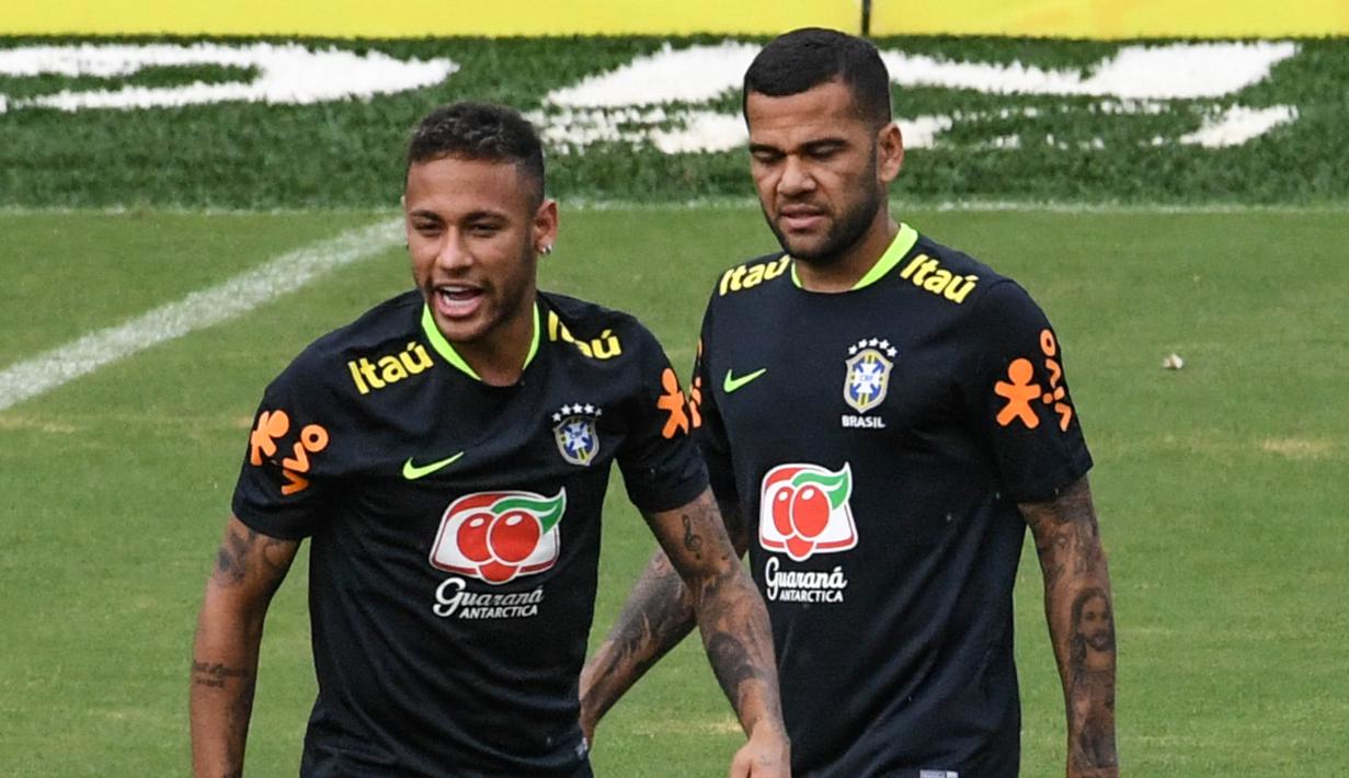 Pemain Brasil, Neymar dan Dani Alves saat mengikuti sesi latihan jelang laga kualifikasi piala dunia 2018 di Barranquilla, Kolombia, Senin (4/9/2017). Brasil akan berhadapan dengan Kolombia. (AFP/Luis Acosta)