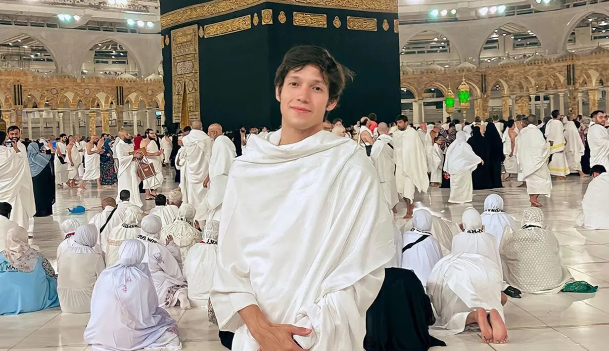 Berkunjung ke Tanah Suci dan bisa berfoto di depan ka’bah, Naufal Samudra tak kuasa menahan haru. Baik di story ataupun feed Instagramnya, aktor kelahiran 12 April 1999 ini bagikan momen selama ia berada di Tanah Suci. Suasana Mekah dan Madinah yang syahdu dan menenangkan merupakan suasana yang nantinya akan dirindukan setelah kembali ke Tanah Air. (Liputan6.com/IG/@itsnaufalsamudra)