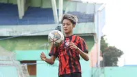 Aksi pemain baru Arema FC, Achmad Maulana Syarif dalam sesi latihan. (Bola.com/Iwan Setiawan)