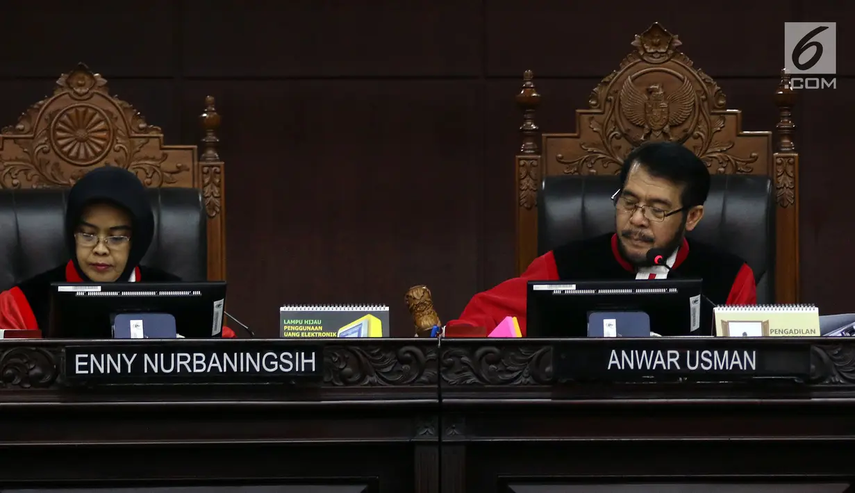 Ketua Majelis Hakim Konstitusi Anwar Usman (kanan) memimpin sidang pendahuluan sengketa hasil Pemilu Legislatif 2019 di gedung MK, Jakarta, Rabu (10/7/2019). Sidang beragendakan pemeriksaan pendahuluan terkait Perselisihan Hasil Pemilu DPR-DPRD Provinsi Sulawesi Barat. (Liputan6/Johan Tallo)