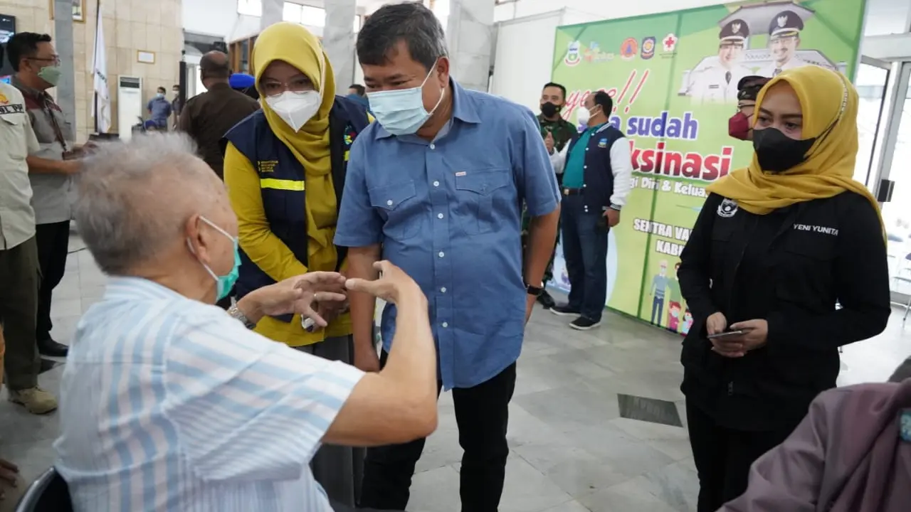 Bupati Garut Rudy Gunawan saat melakukan pengecekan vaksinasi booster di Sentra Vaksinasi di Garut, Jawa Barat.