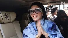Penyanyi Syahrini memenuhi panggilan untuk menjadi saksi pada sidang kasus First Travel  di Pengadilan Negeri Depok, Senin (2/4). Syahrini memberikan sentuhan glamor dengan kacamata oversized bertabur kristal dari Gucci. (Liputan6.com/Herman Zakharia)