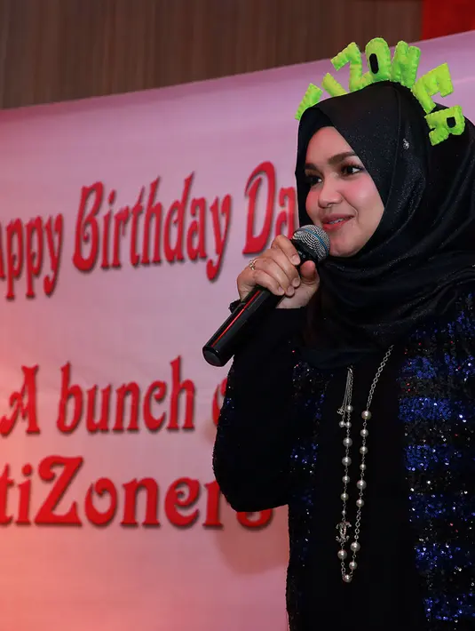 "Pasti kalian sudah tahu lah. Saya memohon pada Allah, impian yang belum. Semoga tahun 2016 dimudahkan (dapat anak)," kata Siti Nurhaliza di KFC Kemang, Jakarta Selatan, Minggu (10/1) malam. (Deki Prayoga/Bintang.com)