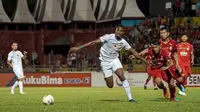 Duel Semen Padang kontra Persebaya di Stadion H. Agus Salim, Padang, Minggu (28/7/2019). (Bola.com/dok. Persebaya)