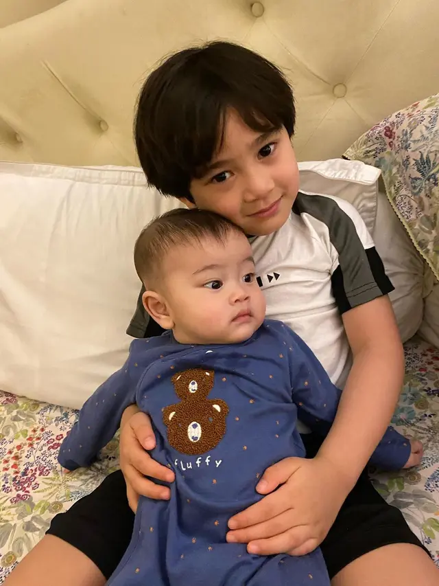 Potret Gemas Kedekatan Rafathar dan Zayn, Bak Saudara Kandung
