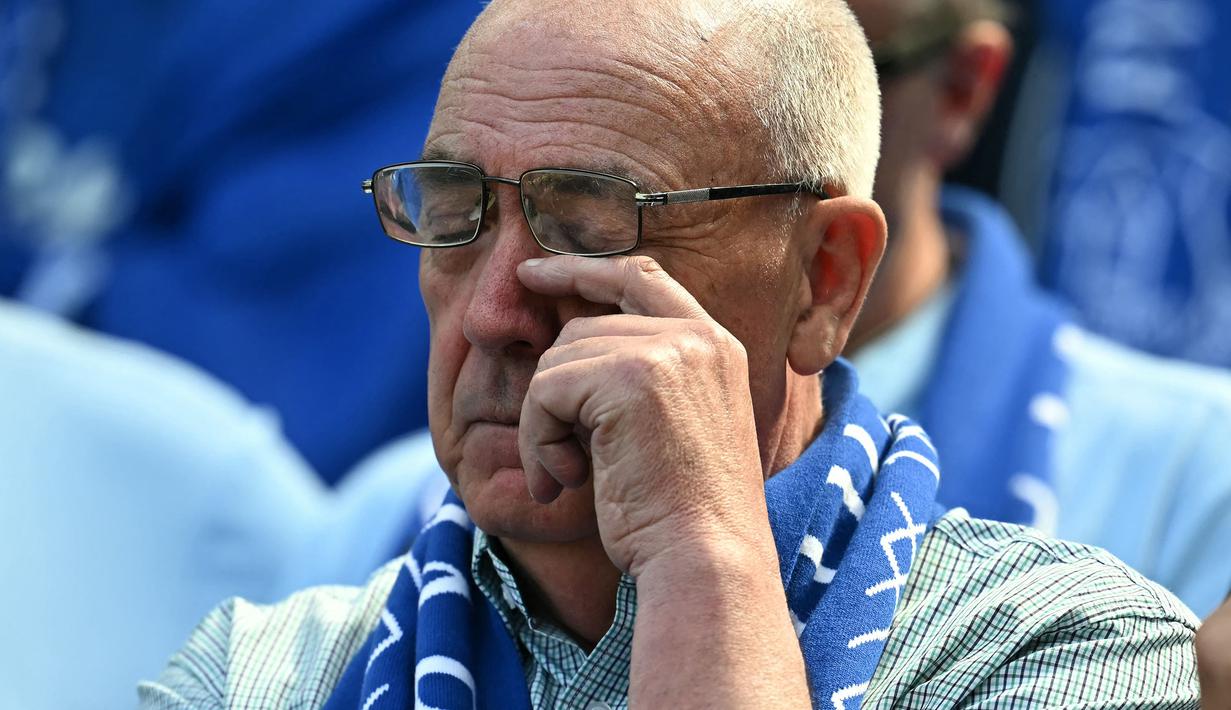 Seorang pendukung Everton menyeka air matanya saat upacara perpisahan setelah laga lanjutan Liga Inggris 2024/2025 melawan Southampton di Goodison Park, Liverpool, Inggris, Minggu (18/05/2025) waktu setempat. (AFP/Paul Ellis)
