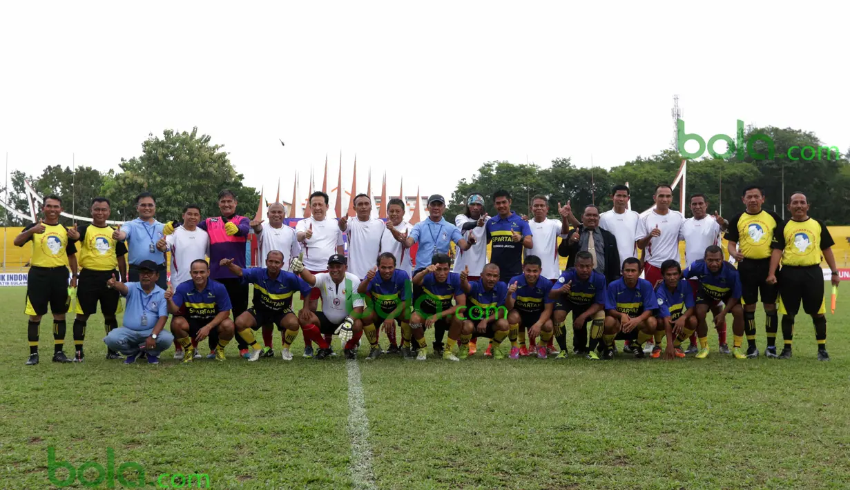 Para legenda Padang Allstars melawan Indonesia Allstars berfoto bersama sebelum beraksi  pada pembukaan turnamen Irman Gusman Cup 2016 U-17 dan U-19 di Stadion Agus Salim, Padang, Minggu (13/3/2016). (Bola.com/Nicklas Hanoatubun)