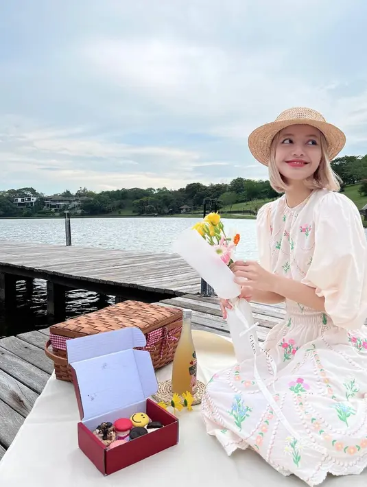 Tampil girly dengan simpel dress, gaya Lisa Blackpink ini bisa dijadikan inspirasi saat piknik. Topi piknik jerami yang dipakai oleh Lisa ini juga membuat penampilannya makin menawan. (Liputan6.com/IG/@lalalalisa_m)