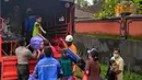 Petugas membantu warga menaiki truk akibat erupsi Gunung Agung di Desa Jungutan, Karangasem, Bali (28/11). Status Gunung Agung yang menjadi awas membuat warga mengungsi ke sejumlah titik penampungan. (Liputan6.com/Dewi Divianta)
