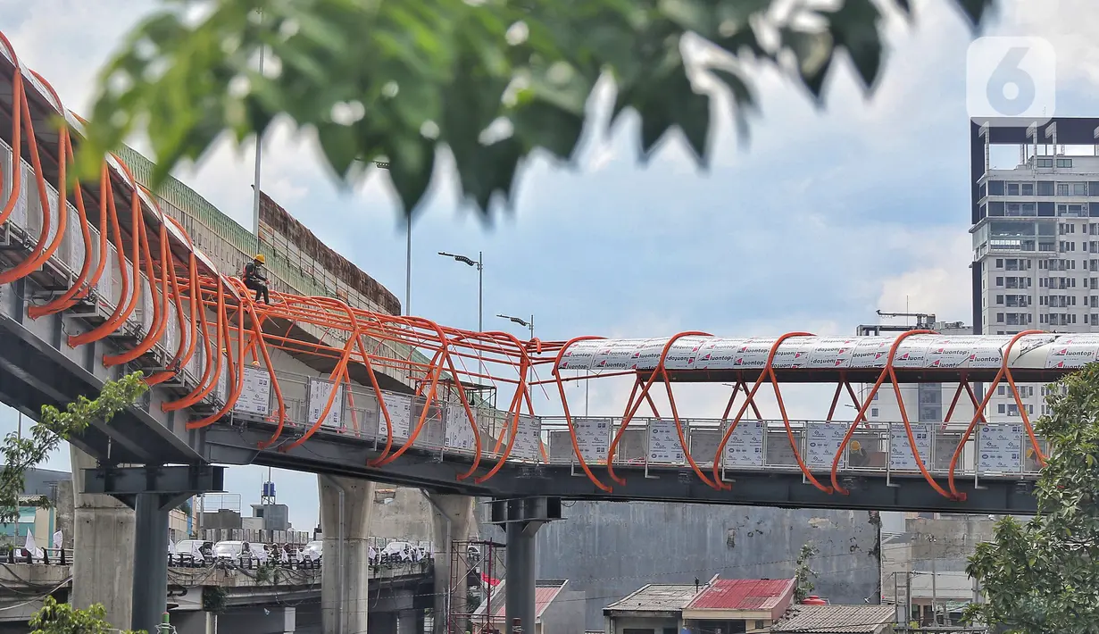 Pekerja menyelesaikan pembangunan jembatan penyeberangan orang (JPO) atau "Skywalk" di kawasan Kebayoran Lama, Jakarta, Sabtu (19/11/2022). Pemprov DKI Jakarta melalui Dinas Bina Marga DKI Jakarta membangun skywalk sepanjang 500 meter dengan desain dan cahaya artistik serta dilengkapi fasilitas lift juga eskalator. (Liputan6.com/Angga Yuniar)