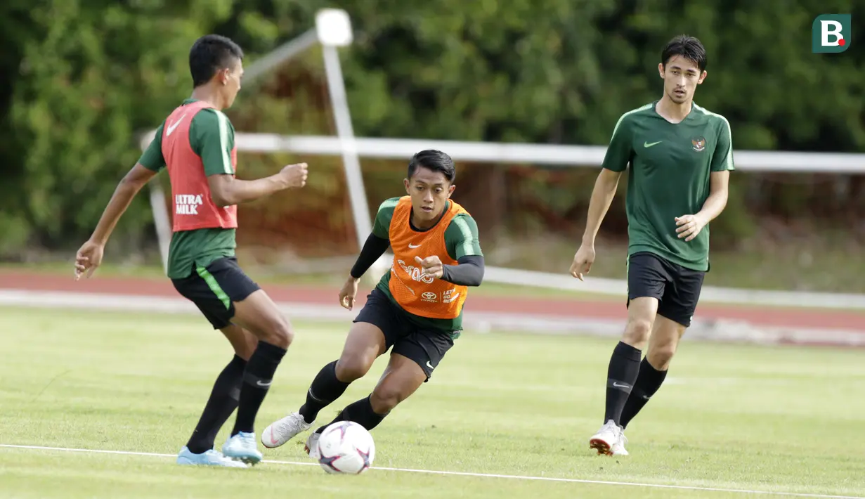 Pemain Timnas Indonesia, Febri Haryadi, saat sesi latihan di Stadion Bishan, Singapura, Rabu (7/11). Latihan Timnas ini merupakan persiapan jelang laga melawan Singapura pada Piala AFF 2018. (Bola.com/M Iqbal Ichsan)