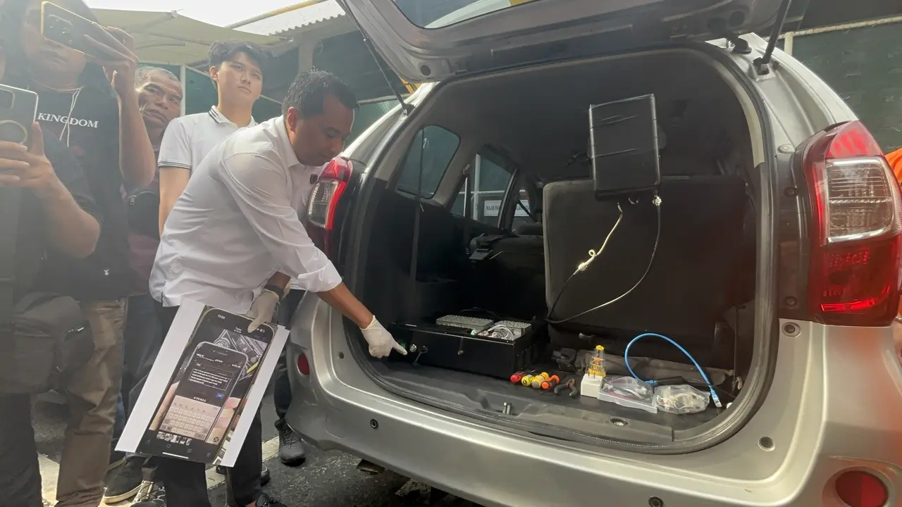 Polda Metro Jaya menangkap dua warga negara asing (WNA) asal Malaysia, OKH (53) dan CY (29), usai diduga terlibat dalam penipuan bermodus SMS palsu yang menyasar nasabah bank.
