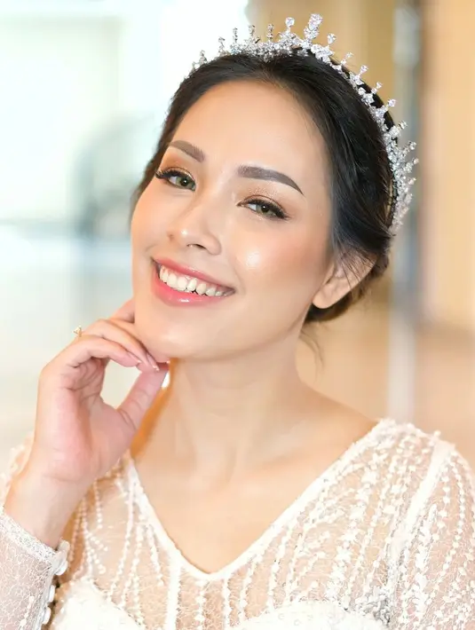 Lady Nayoan yang memiliki wajah cantik makin memesona dengan riasan wajah natural yang flawless oleh MUA @stefanymakeup. [Foto: IG/@kairos_works/@byantonius]