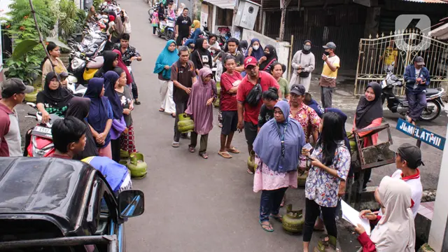 Antrean Pembelian Gas Elpiji 3 Kg di Tangerang Banten