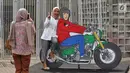 Pendukung calon Presiden no urut 01 Joko Widodo, menyempatkan foto bersama gambar karikatur Jokowi di Istora Senayan, Jakarta, Minggu (10/3). Mereka menghadiri Festival Satu Indonesia dengan penampilan topeng berwajah Jokowi. (Liputan6.com/Johan Tallo)