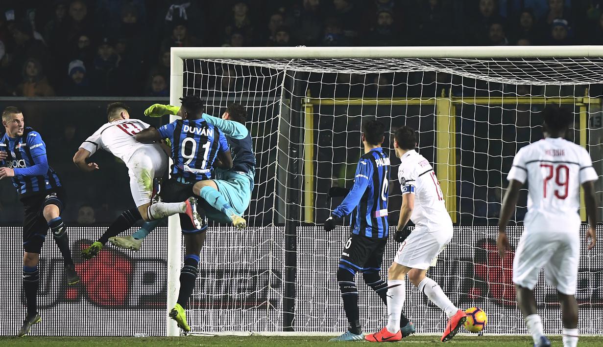 Proses terjadinya gol yang dicetak striker AC Milan, Krzysztof Piatek, ke gawang Atalanta pada laga Serie A di Stadion Atleti Azzurri d'Italia di Bergamo, Sabtu (16/2). Atalanta kalah 1-3 dari Milan. (AFP/Miguel Medina)