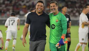 Vitor Baia (kanan) bersama Ronaldo tertawa bahagia saat laga DRX World Legends di Stadion Utama Gelora Bung Karno, Jakarta, Sabtu (18/4/2026) malam. (Bola.com/Bagaskara Lazuardi)