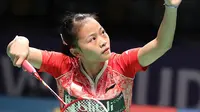 4. Fitriani - Tunggal putri nomor satu Indonesia saat ini terkenal dengan smash nya yang tidak biasa. Di banyak turnamen, pemain mungil ini sering melakukan jump smash untuk mengakhiri permainan. (BWF Badminton)