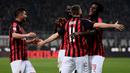 Para pemain AC Milan merayakan gol yang dicetak Franck Kessie ke gawang Empoli pada laga Serie A di Stadion San Siro, Milan, Jumat (22/2). Milan menang 3-0 atas Empoli. (AFP/Marco Bertorello)